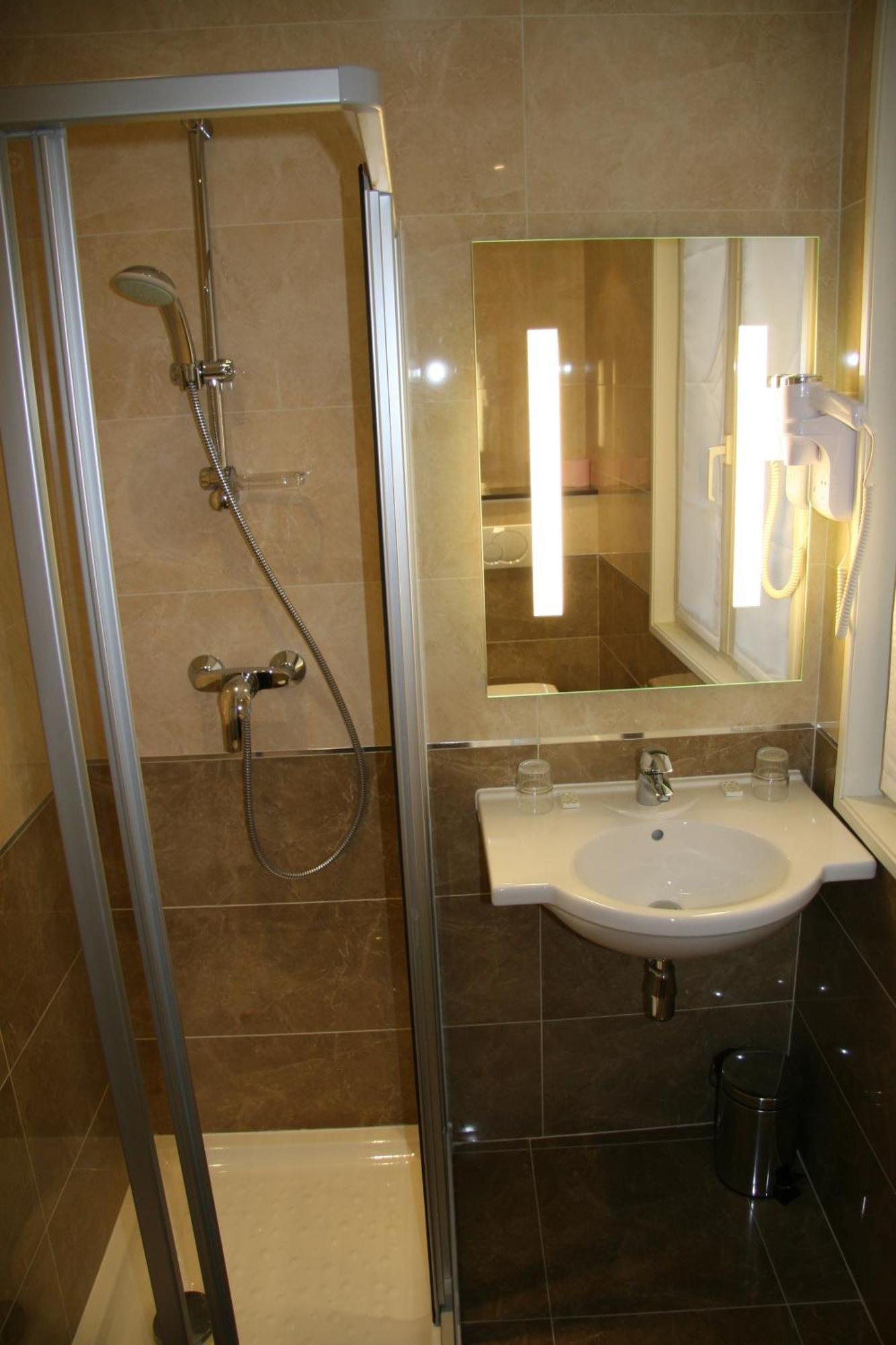 Hotel Bellevue Saint-lazare 2*