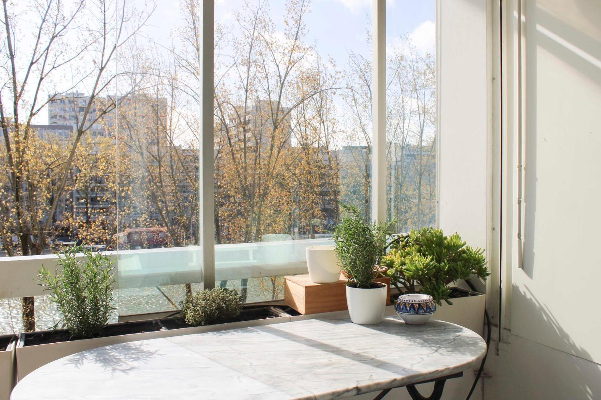 Spacious Cocoon With A Terrace View On The Canal