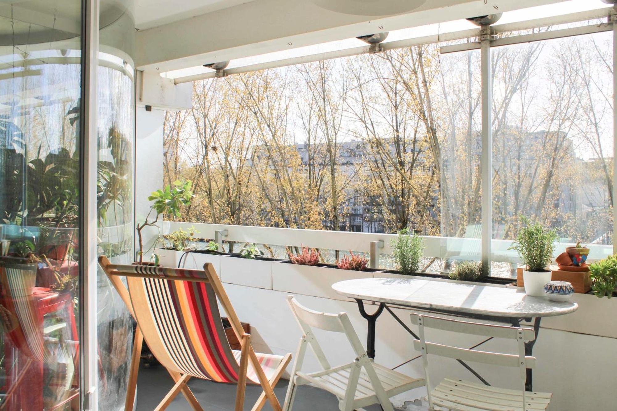 Spacious Cocoon With A Terrace View On The Canal