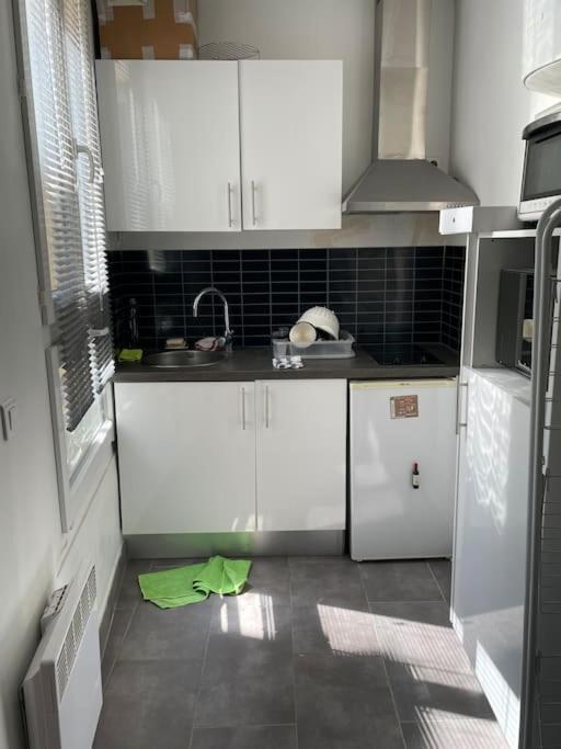 Apartment 8th, Bright, Very Good Location Paris