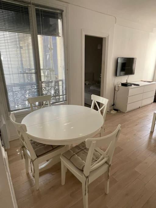 8th, Bright, Very Good Location Apartment *