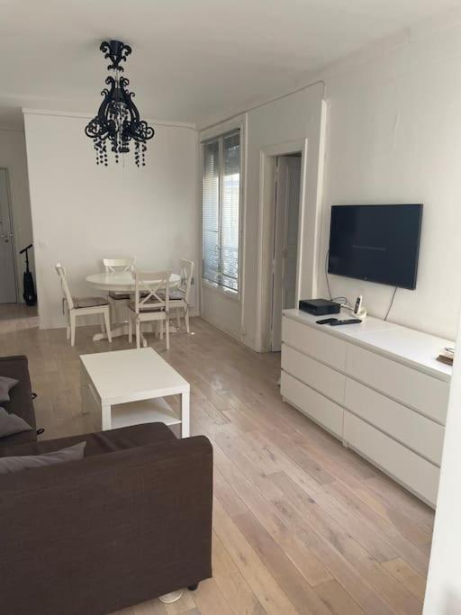 8th, Bright, Very Good Location Apartment Paris