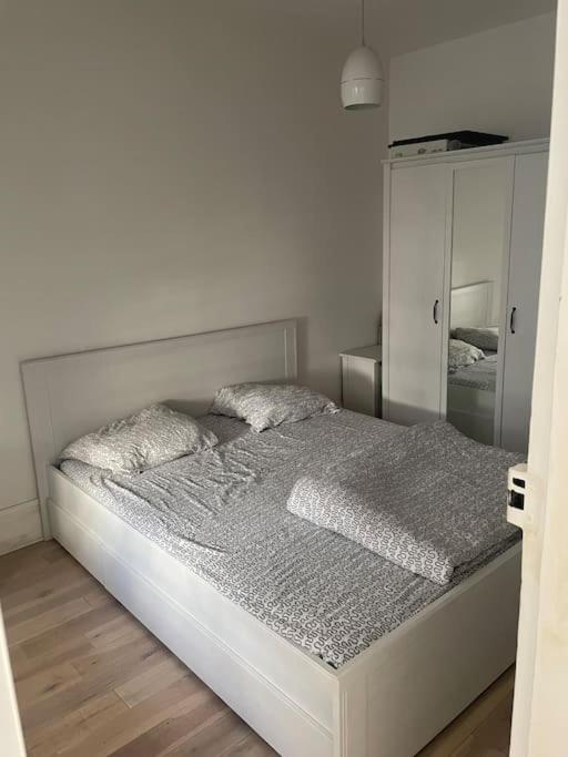 8th, Bright, Very Good Location Paris