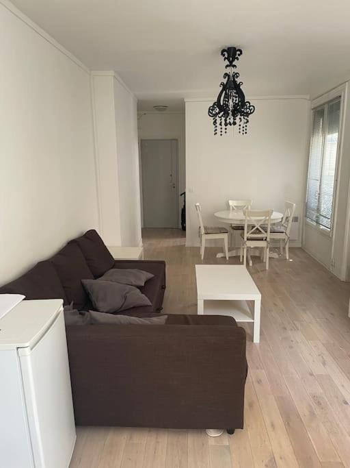 8th, Bright, Very Good Location Apartment