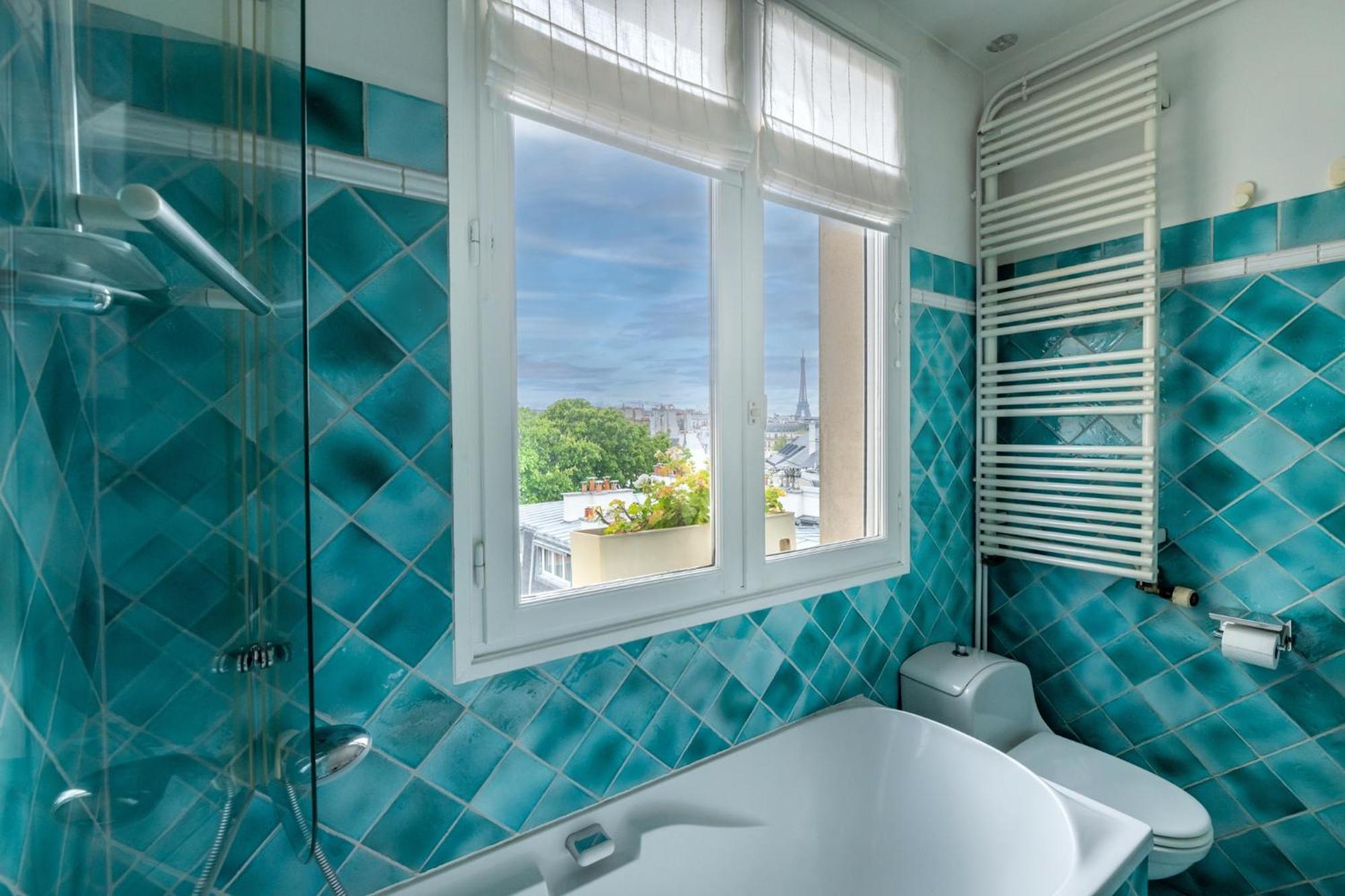 Veeve - A Romance In Rouge Apartment Paris