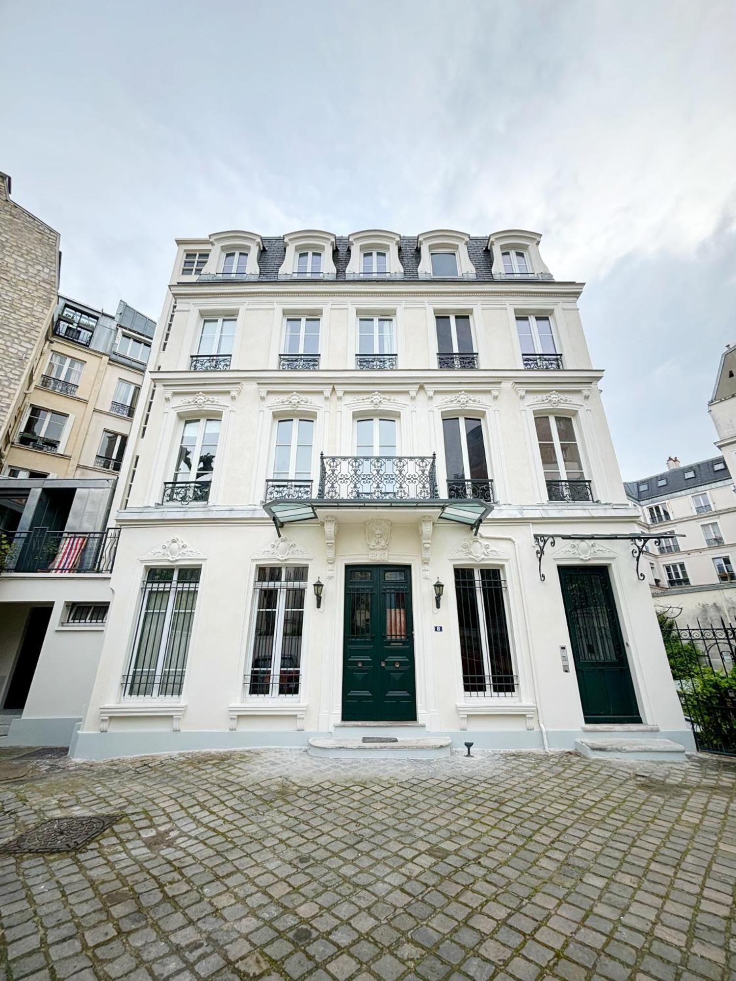 Grand Avec Jardin Privatif A *