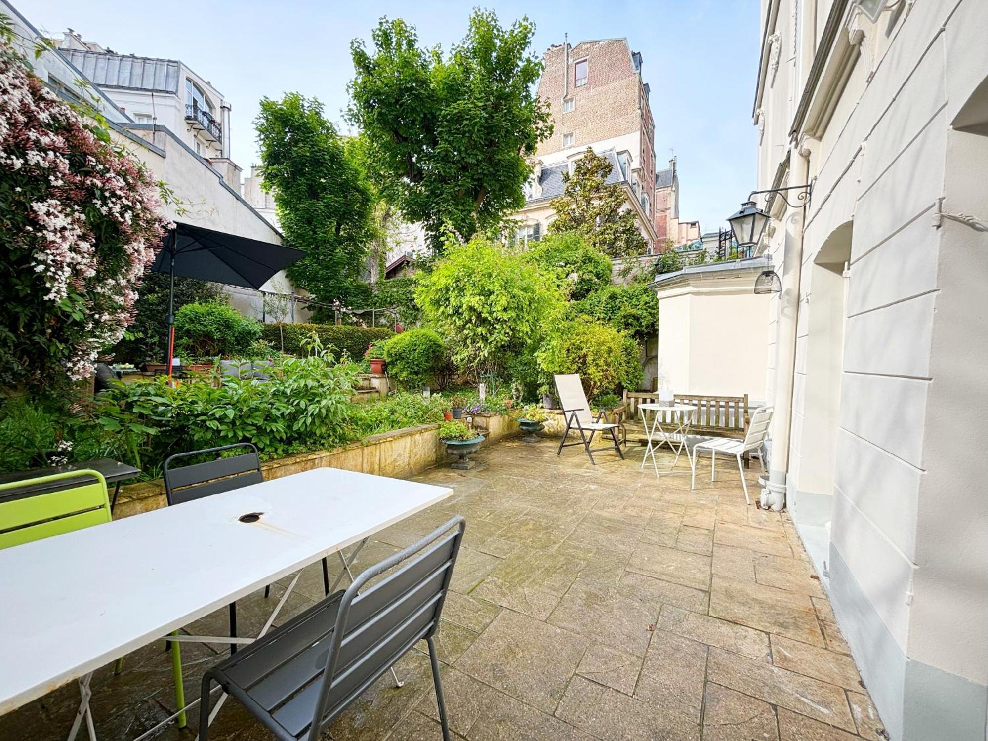 Grand Avec Jardin Privatif A Paris
