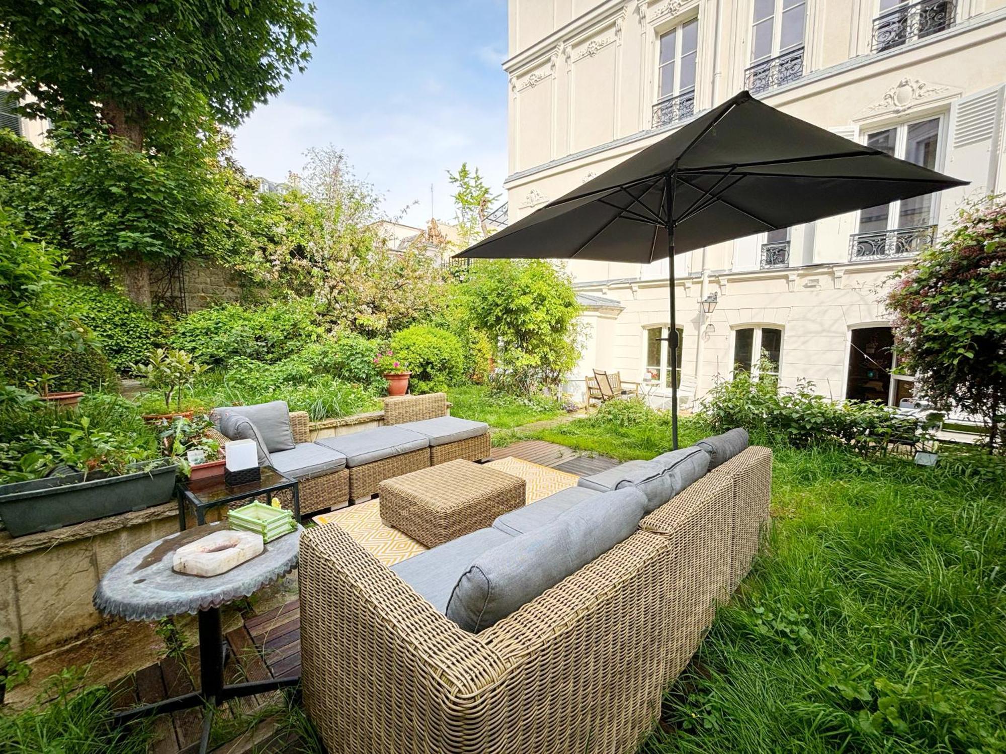 Grand Avec Jardin Privatif A *