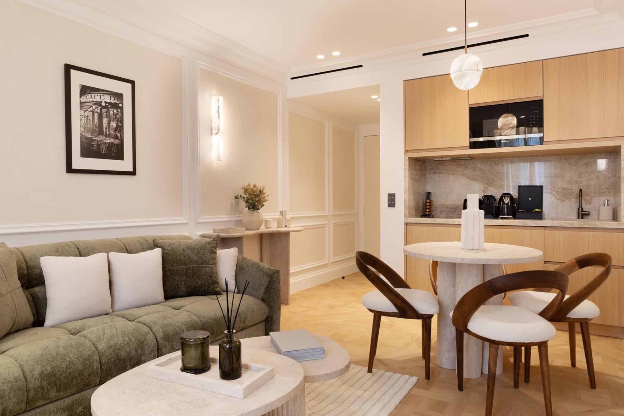 Thelander - Serviced In Champs Elysees *