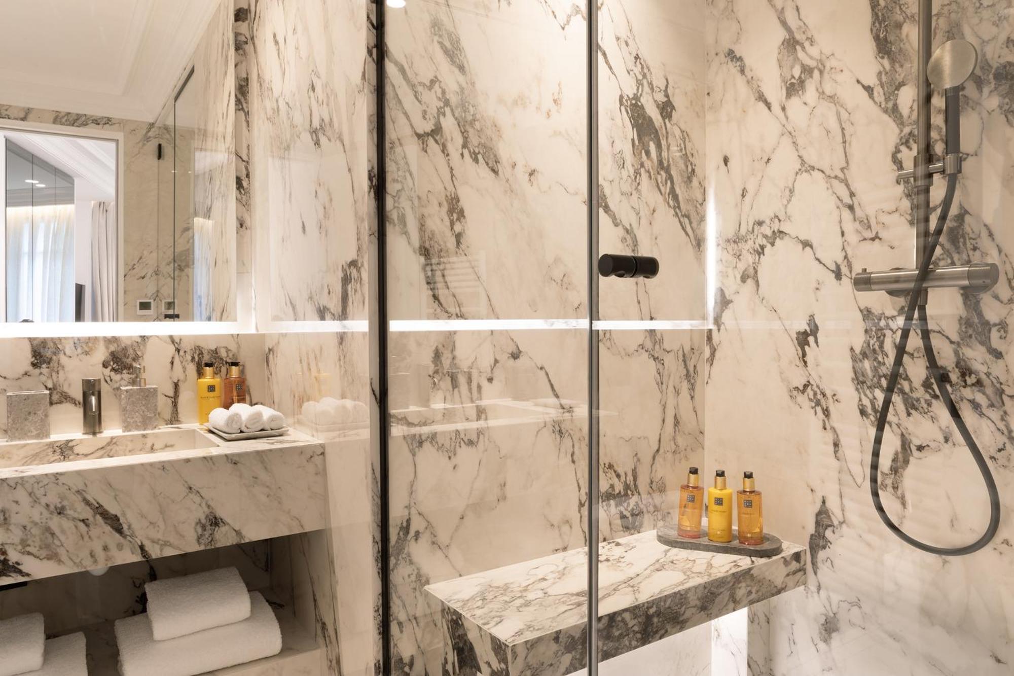 Thelander - Serviced In Champs Elysees *