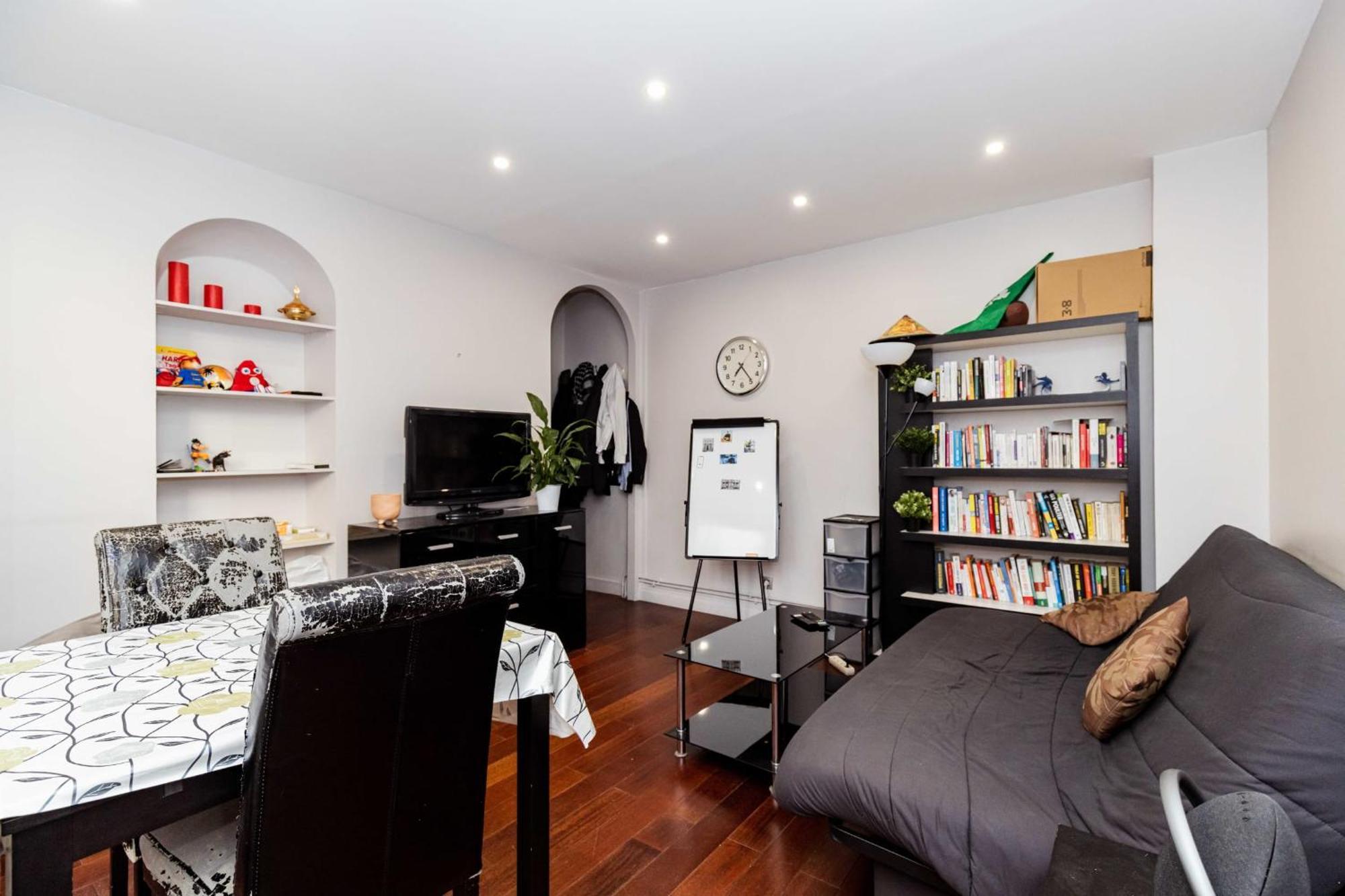 Cocoon And Bright T1 In A Quiet Neighborhood Apartment