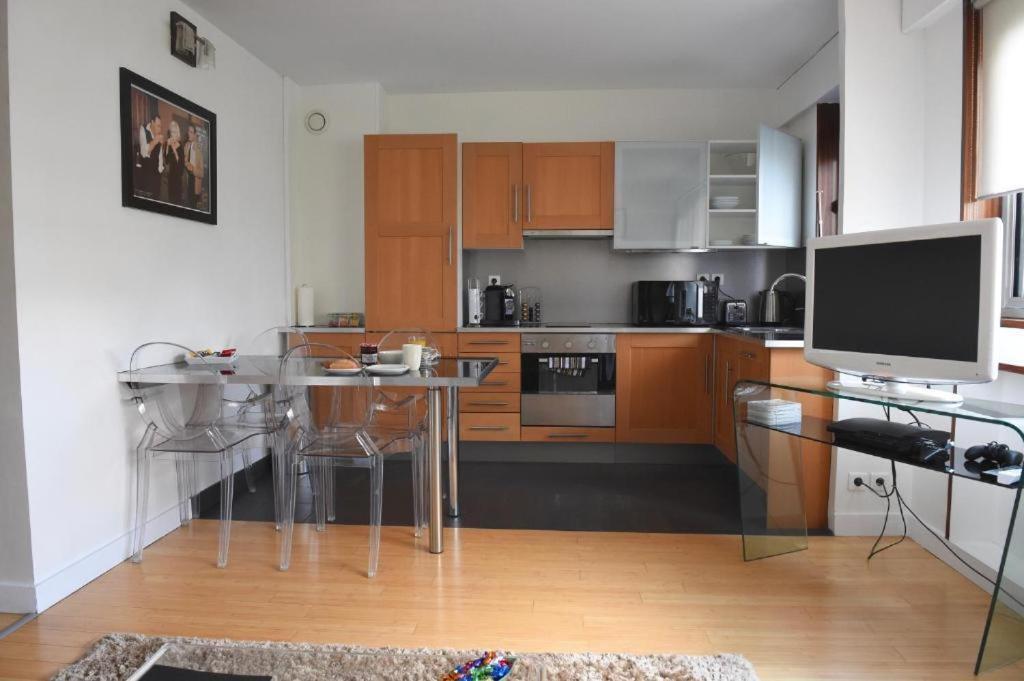 Short Apartment *