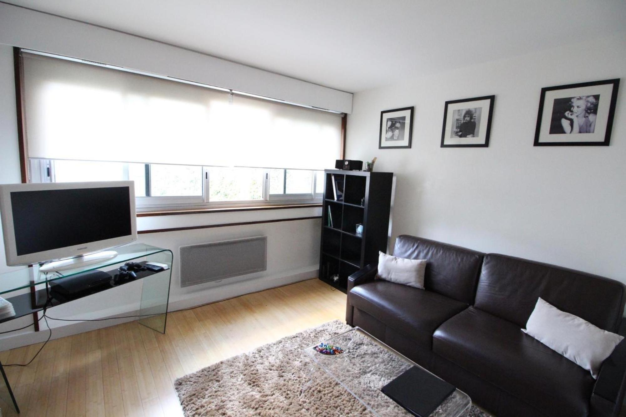 Short Apartment *