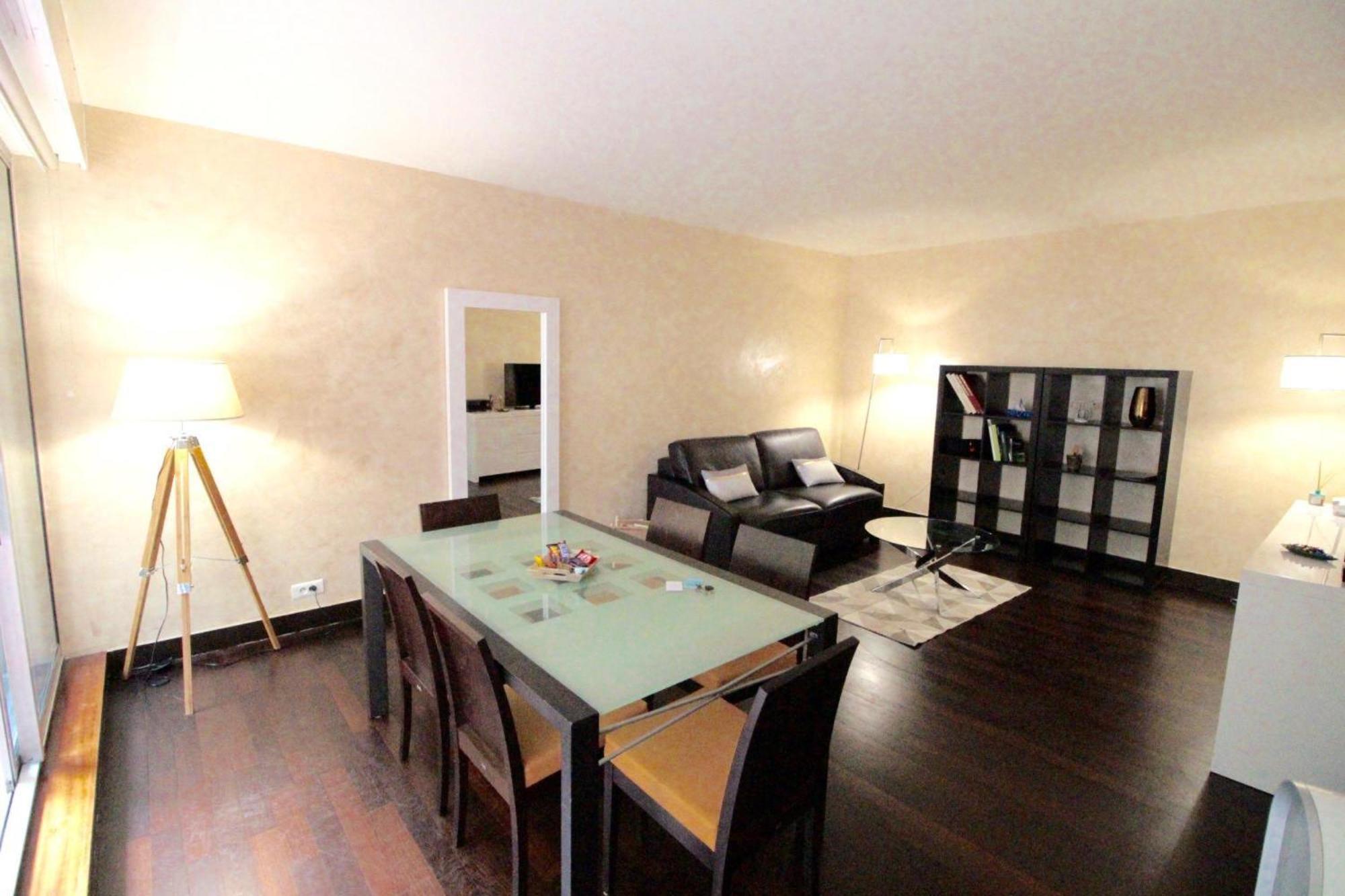 Short Apartment *