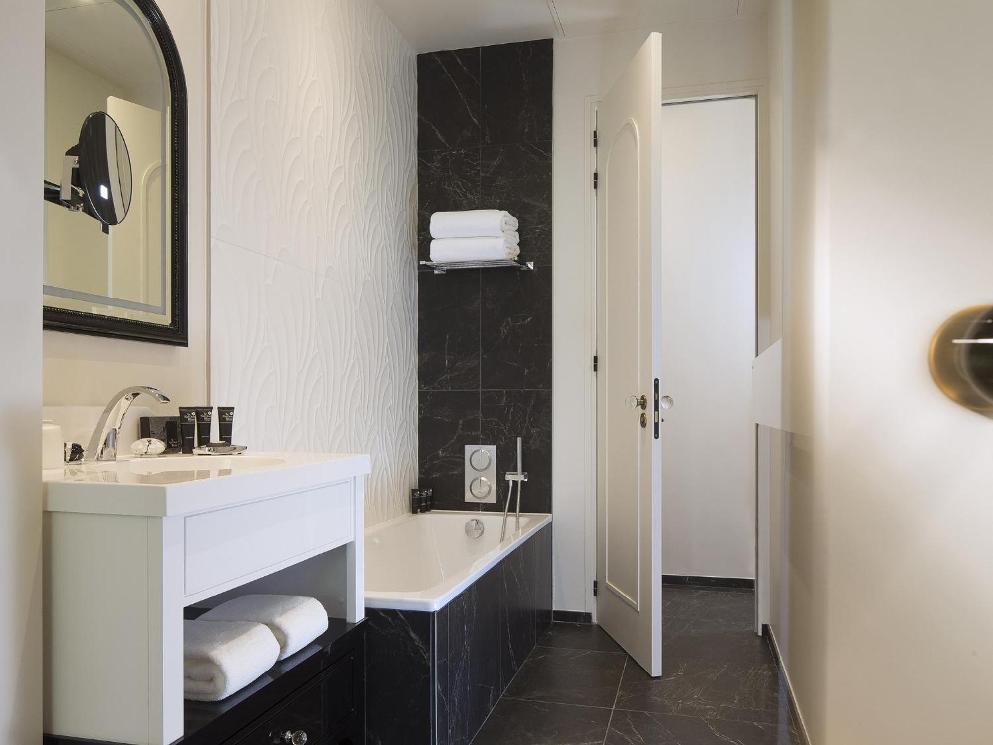 Le Narcisse Blanc Hotel