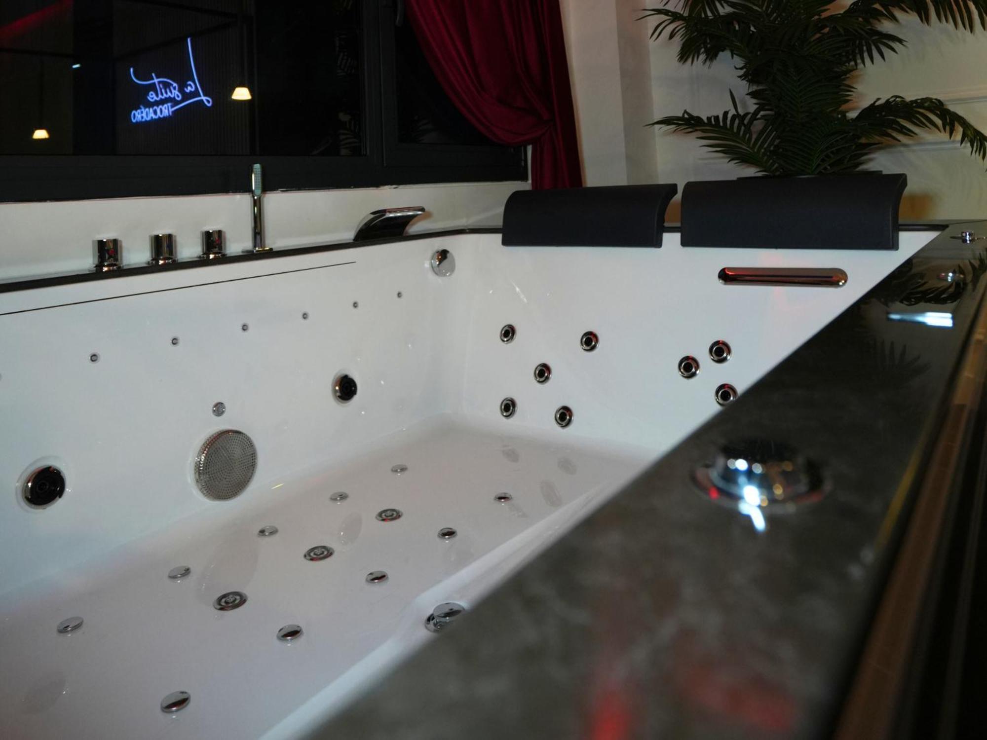 La Trocadero - Private Jaccuzi *