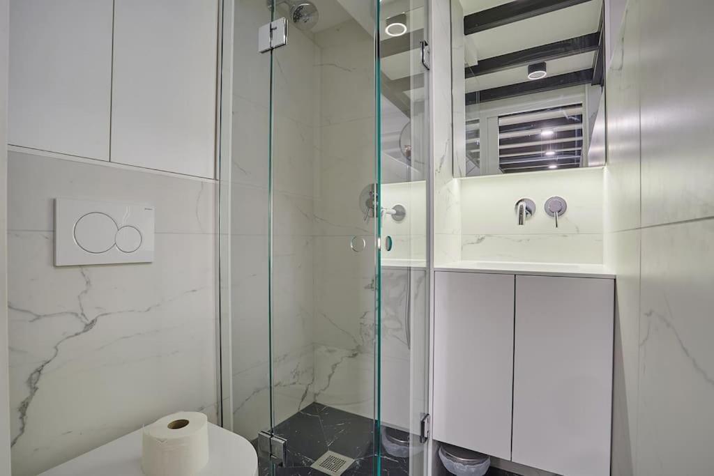 Duplex Center Of By Studioprestige *