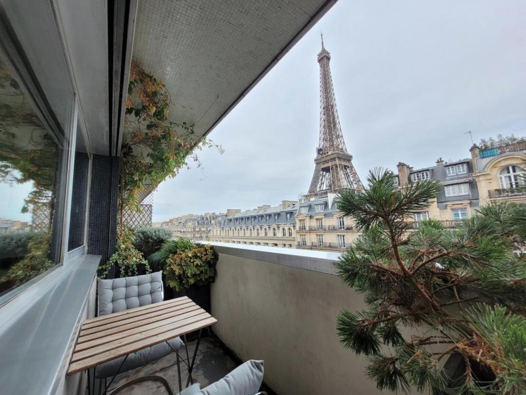 Eiffel Tower - Luxury 2 Bedroom Paris