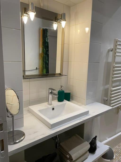 2 Pieces Parisien A 10 Min De Montmartre Apartment *