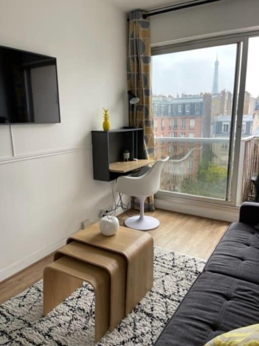 Calme Avec Vue Toits De Et Tour Eiffel Apartment Paris
