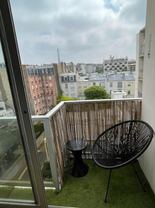 Calme Avec Vue Toits De Et Tour Eiffel Apartment Paris