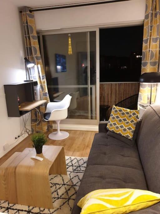 Apartment Calme Avec Vue Toits De Et Tour Eiffel Paris