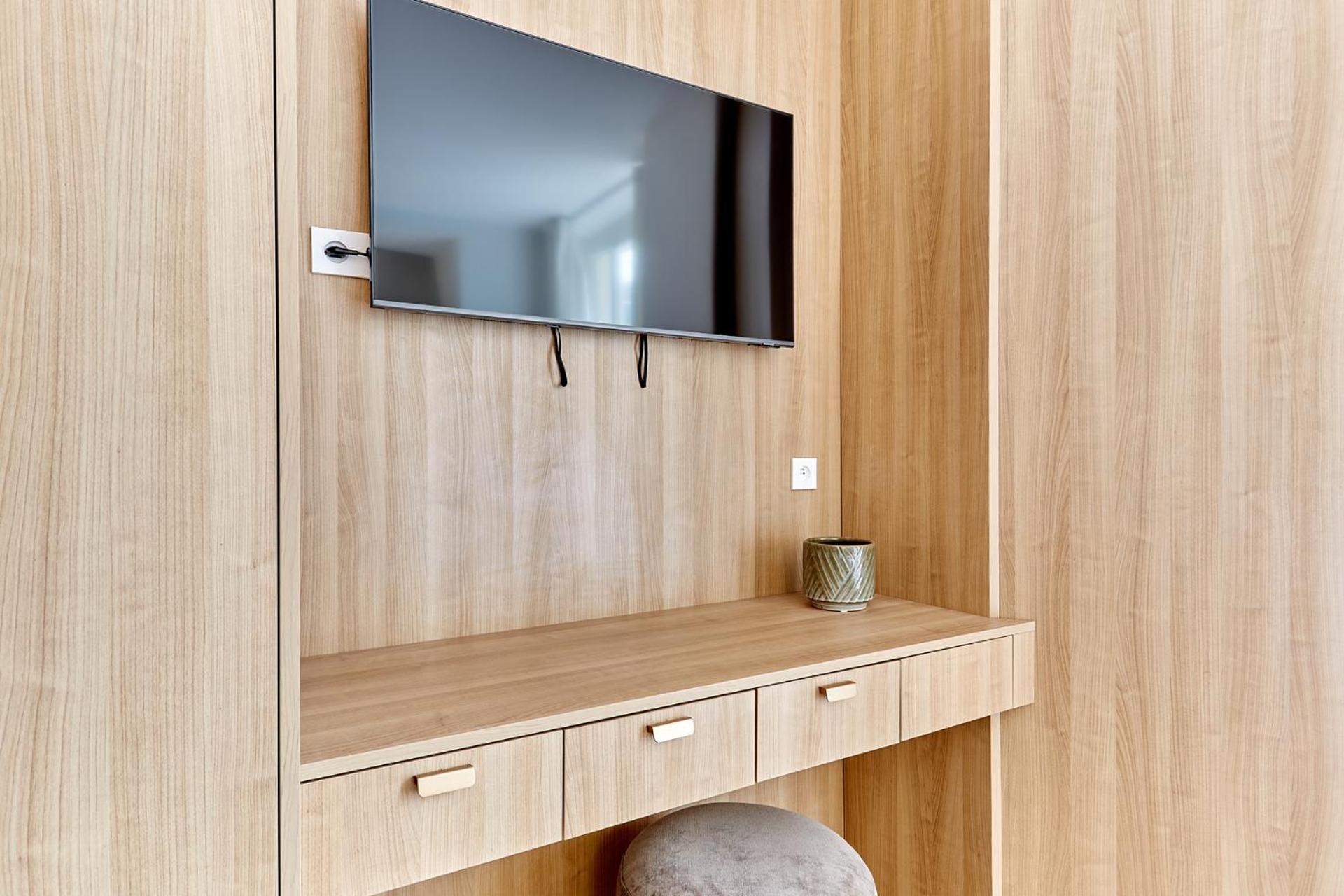 Sublime 3 Bedrooms Center Of By Prestige Apartment *