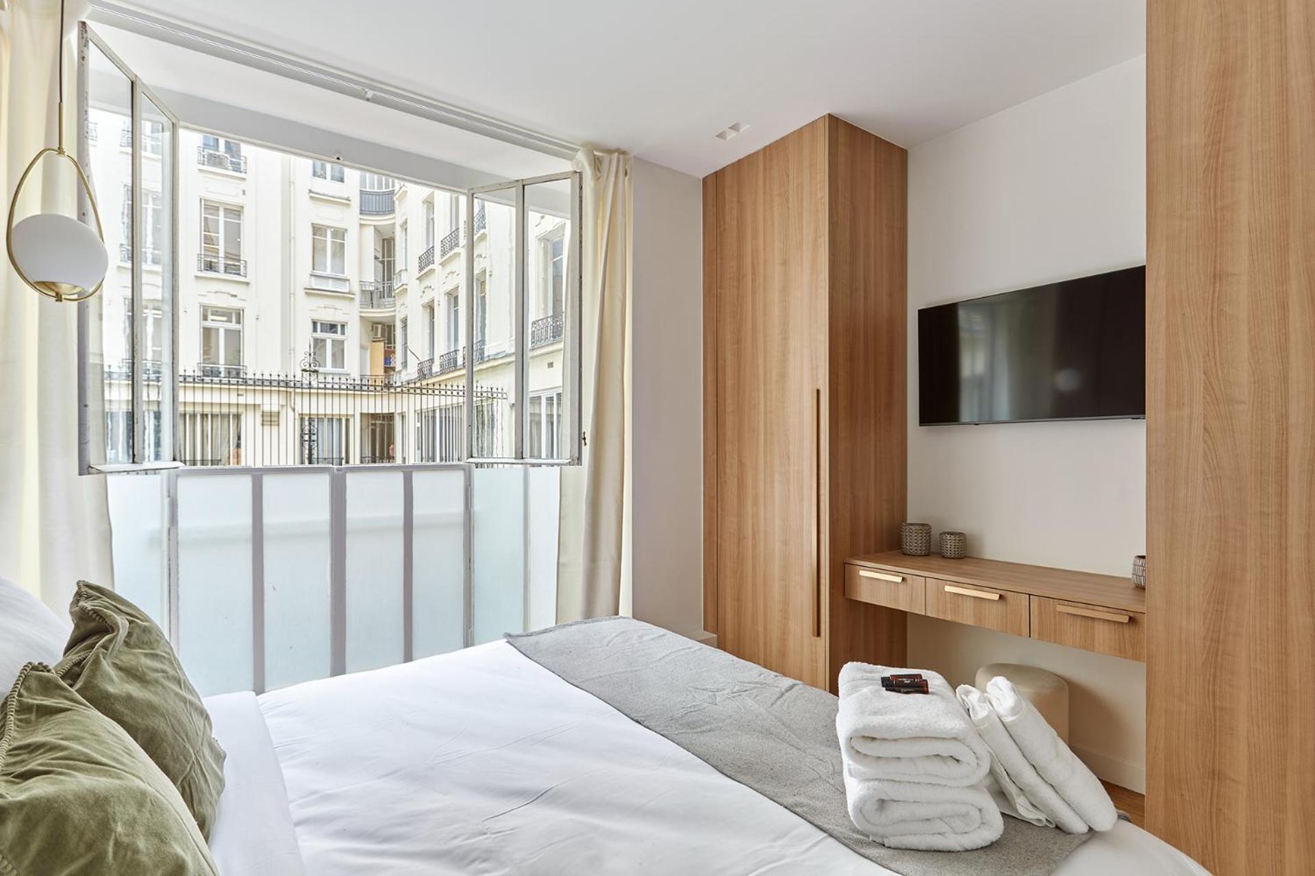 Sublime 3 Bedrooms Center Of By Prestige Apartment Paris