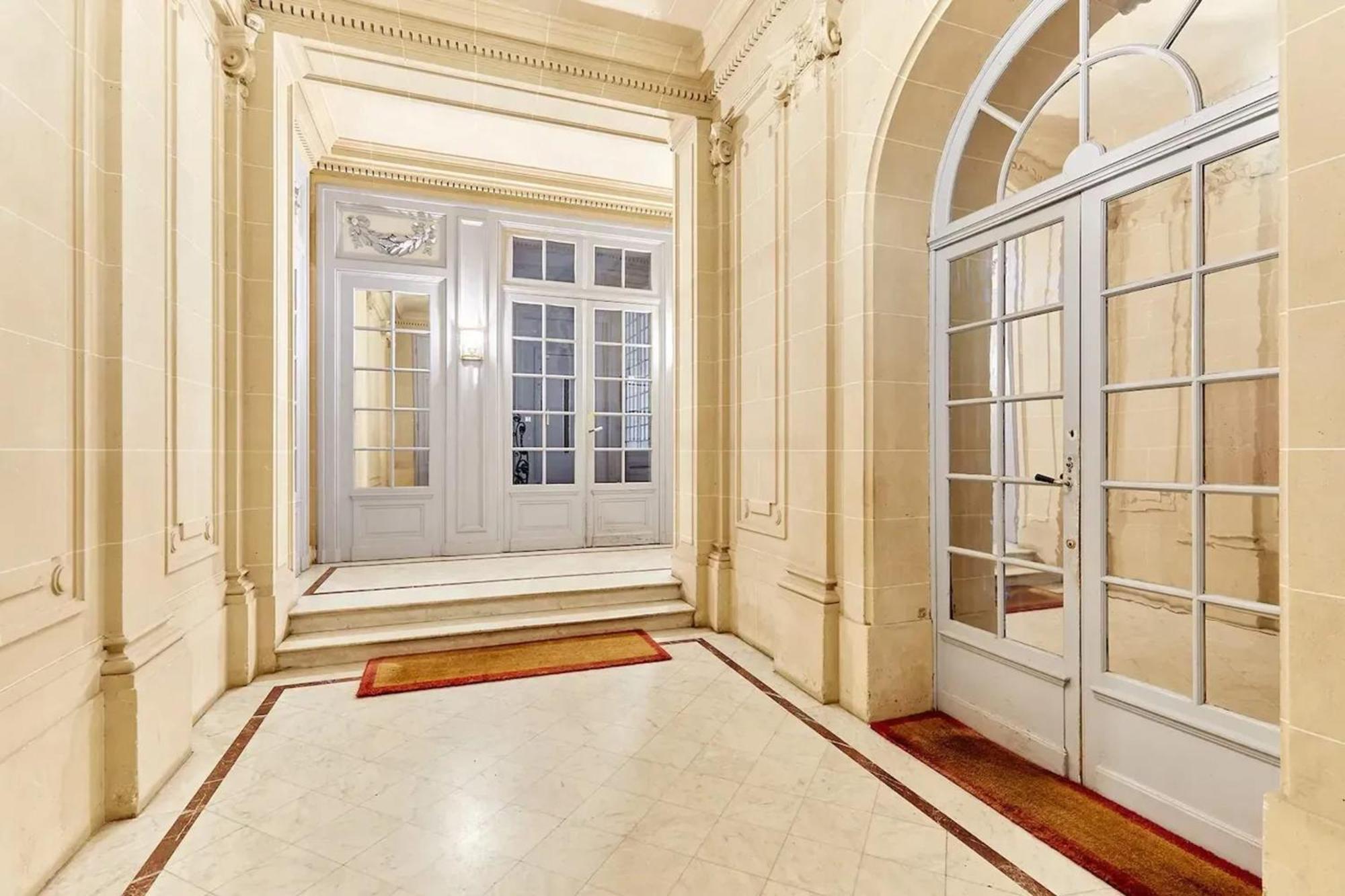 A Paris, Pres De L'arc De Triomphe *