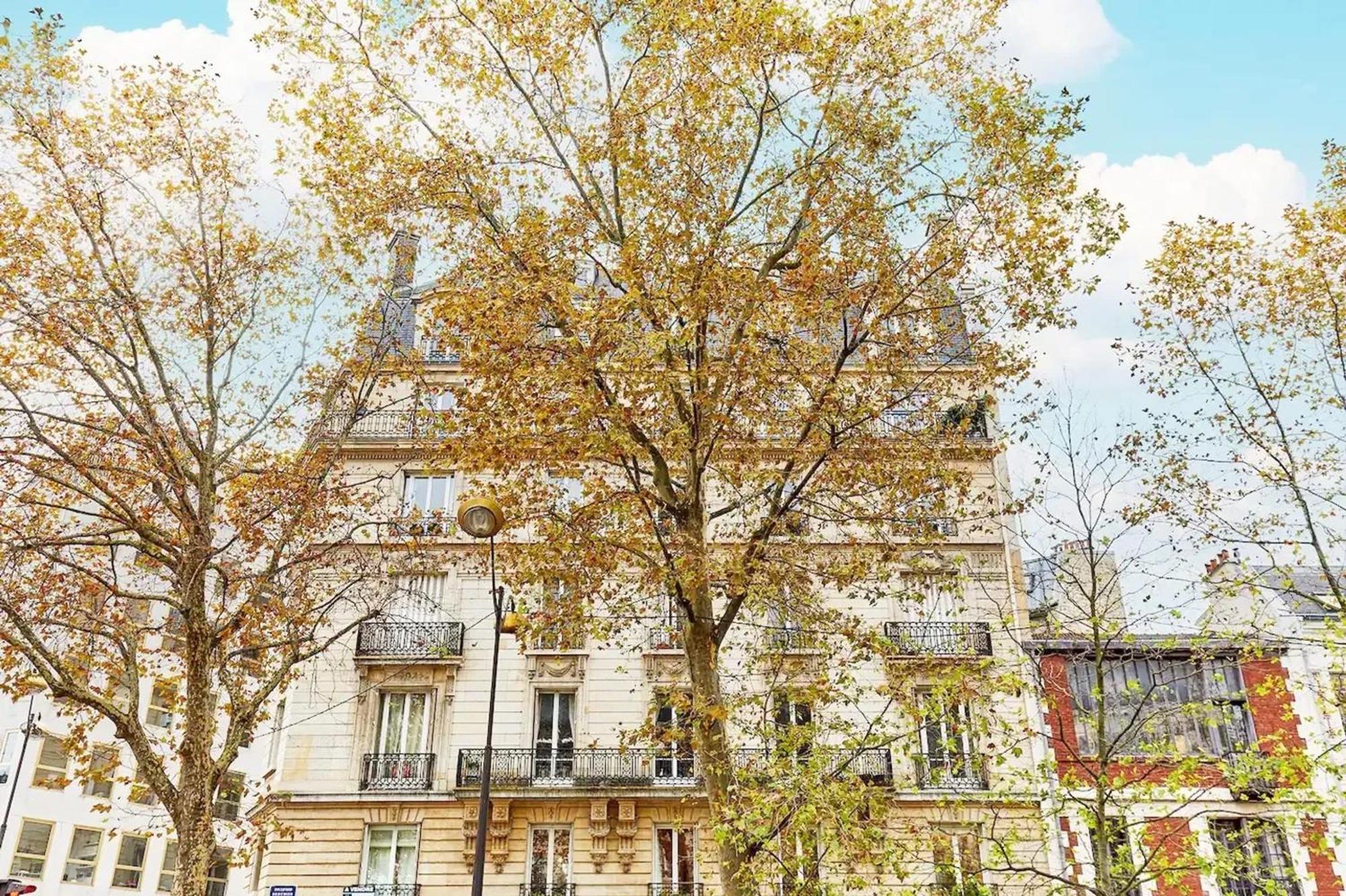 A Paris, Pres De L'arc De Triomphe *