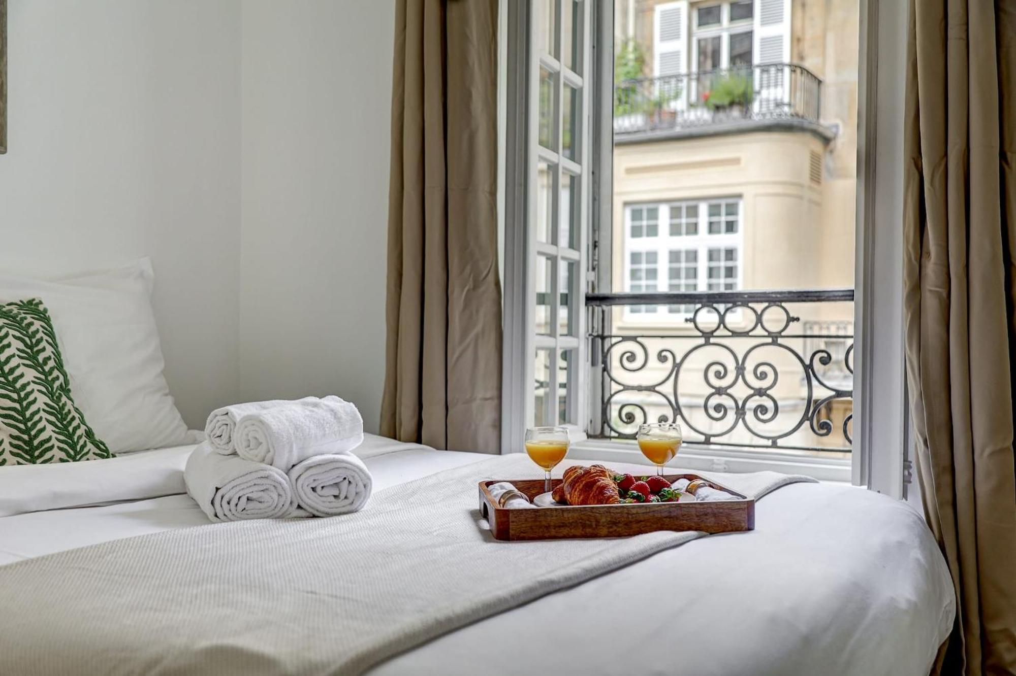 Champs-elysees - 2br With Balcony - Cityapartmentstay
