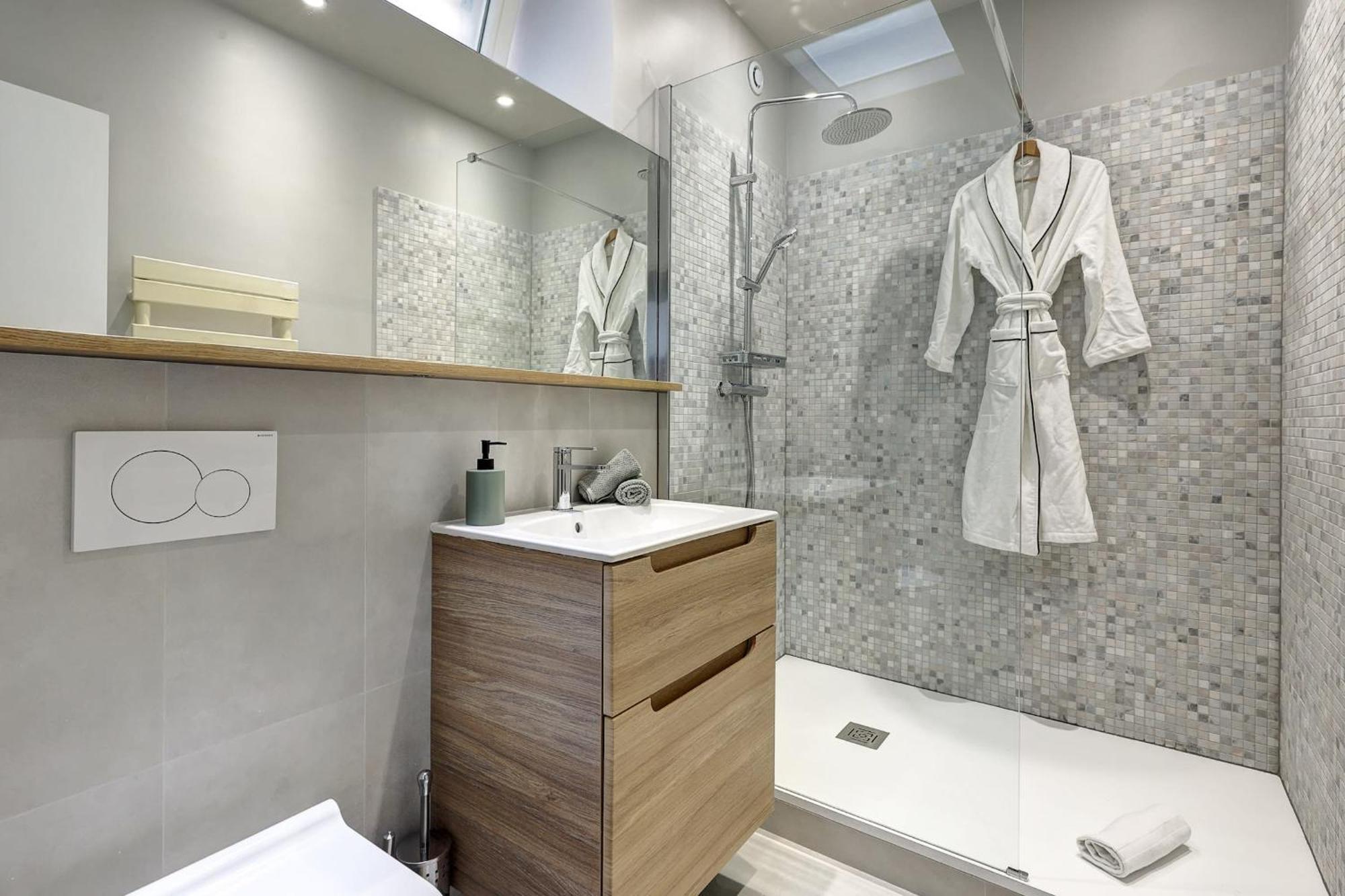 Apartment Champs-elysees - 2br With Balcony - Cityapartmentstay