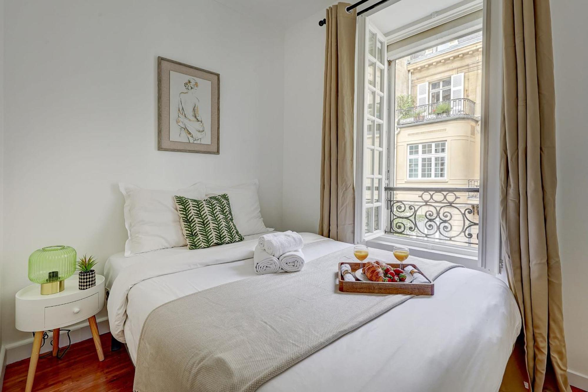 Champs-elysees - 2br With Balcony - Cityapartmentstay Paris