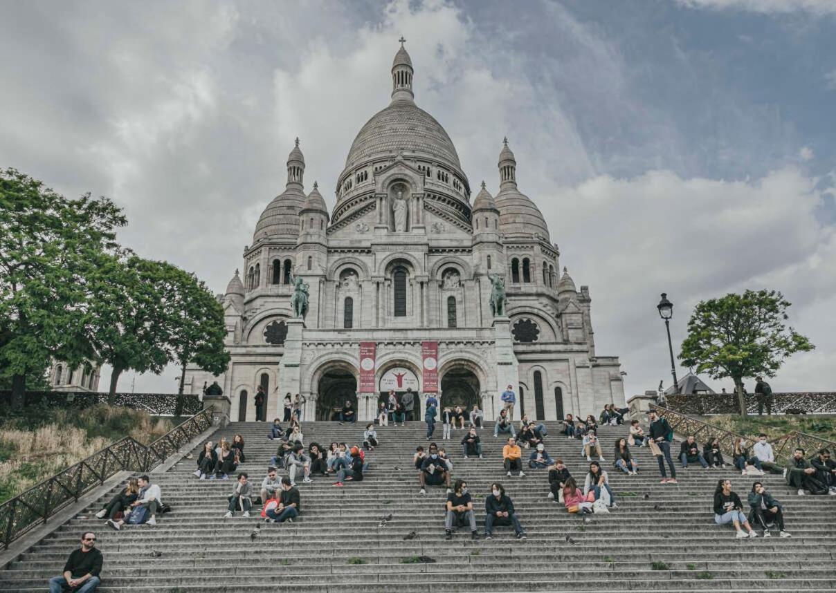 Avec Balcon Pres Sacre Coeur Paris