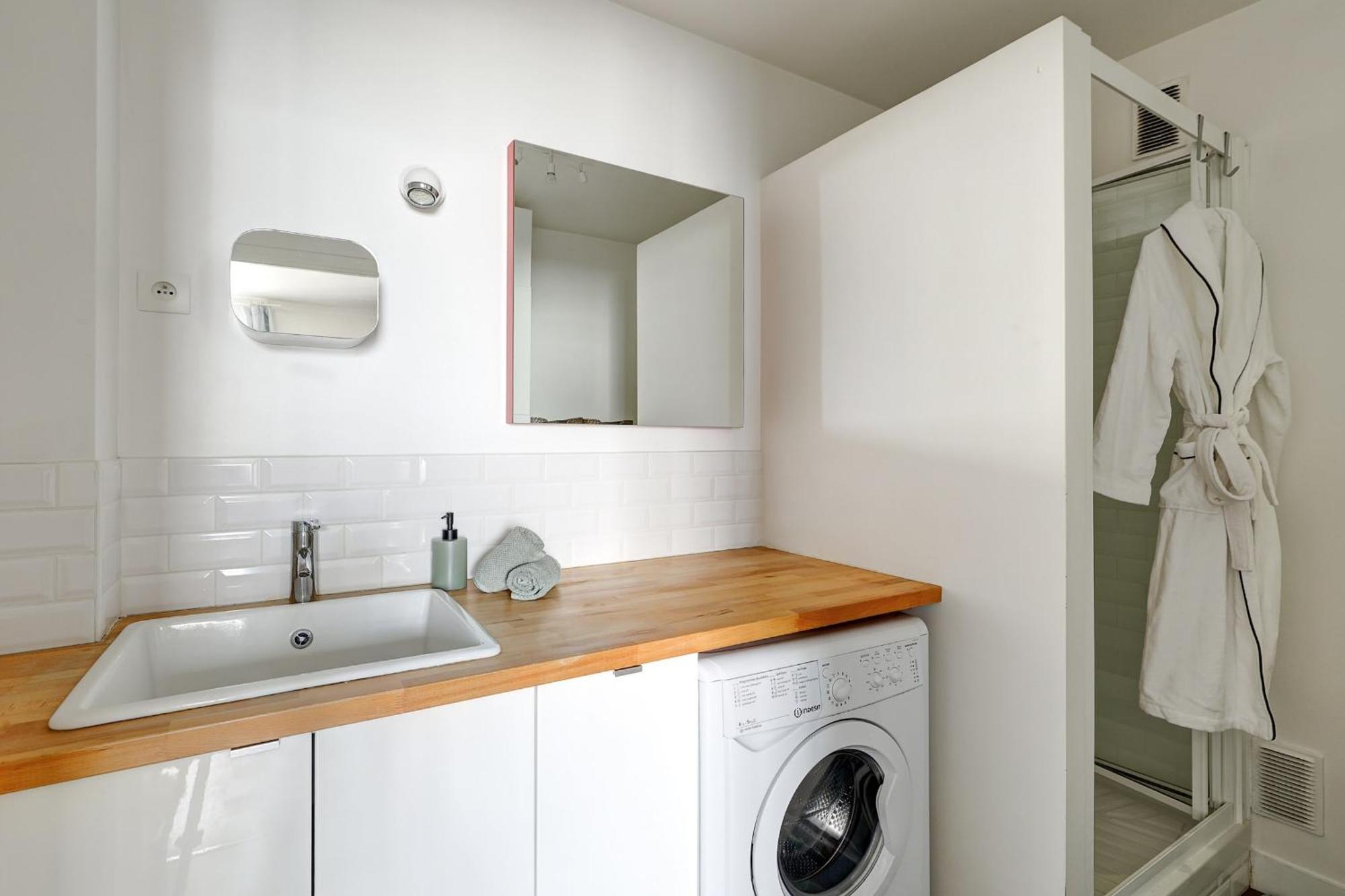 Notre Dame & La Seine With Balcony - Cityapartmentstay *