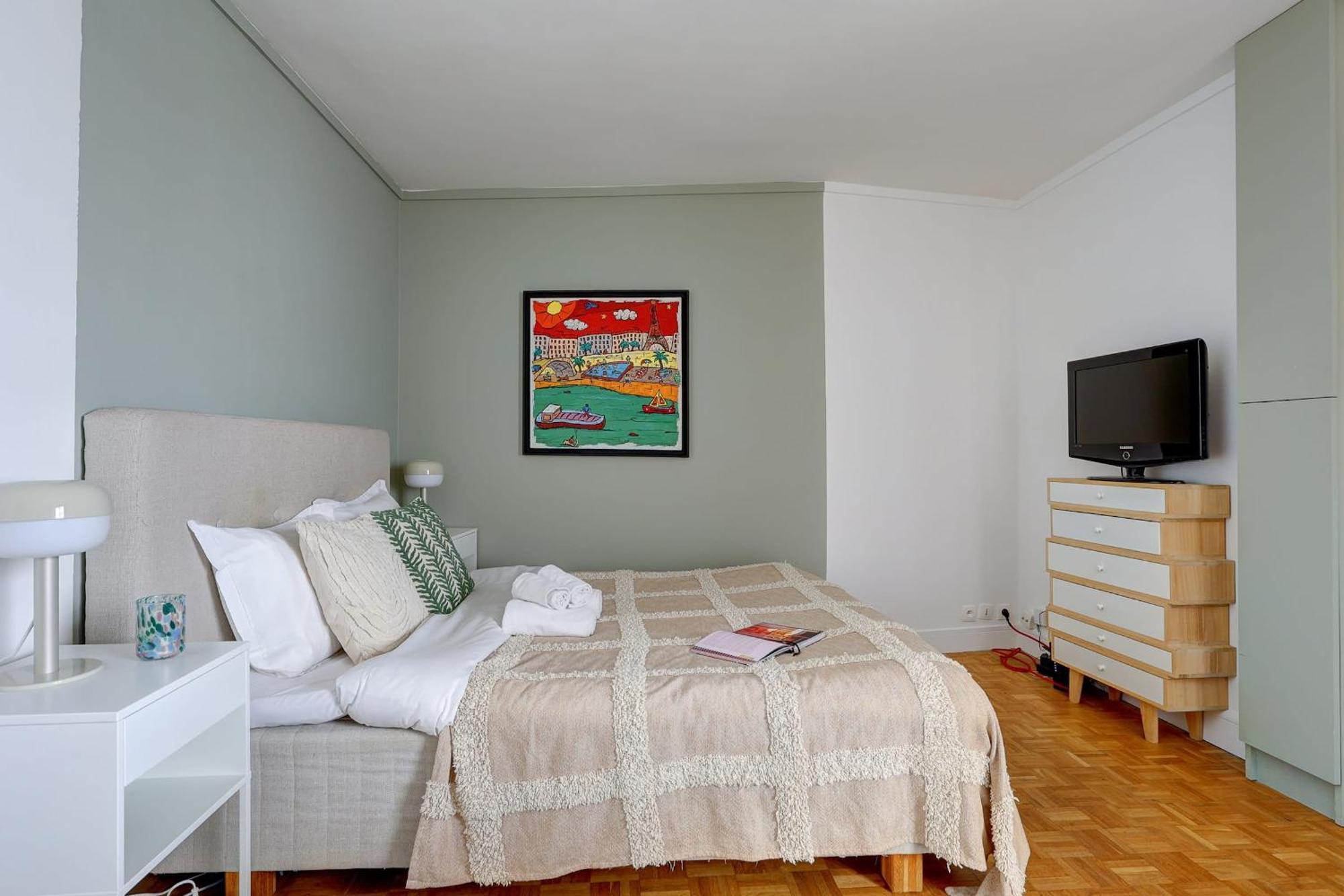 Notre Dame & La Seine With Balcony - Cityapartmentstay