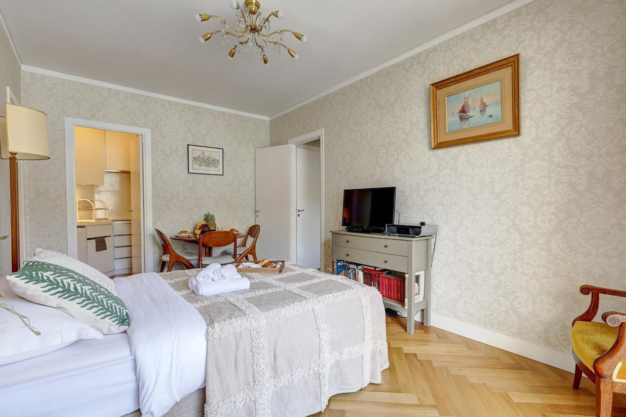 Eiffel Tower - 1br With Balcony - Cityapartmentstay Apartment Paris