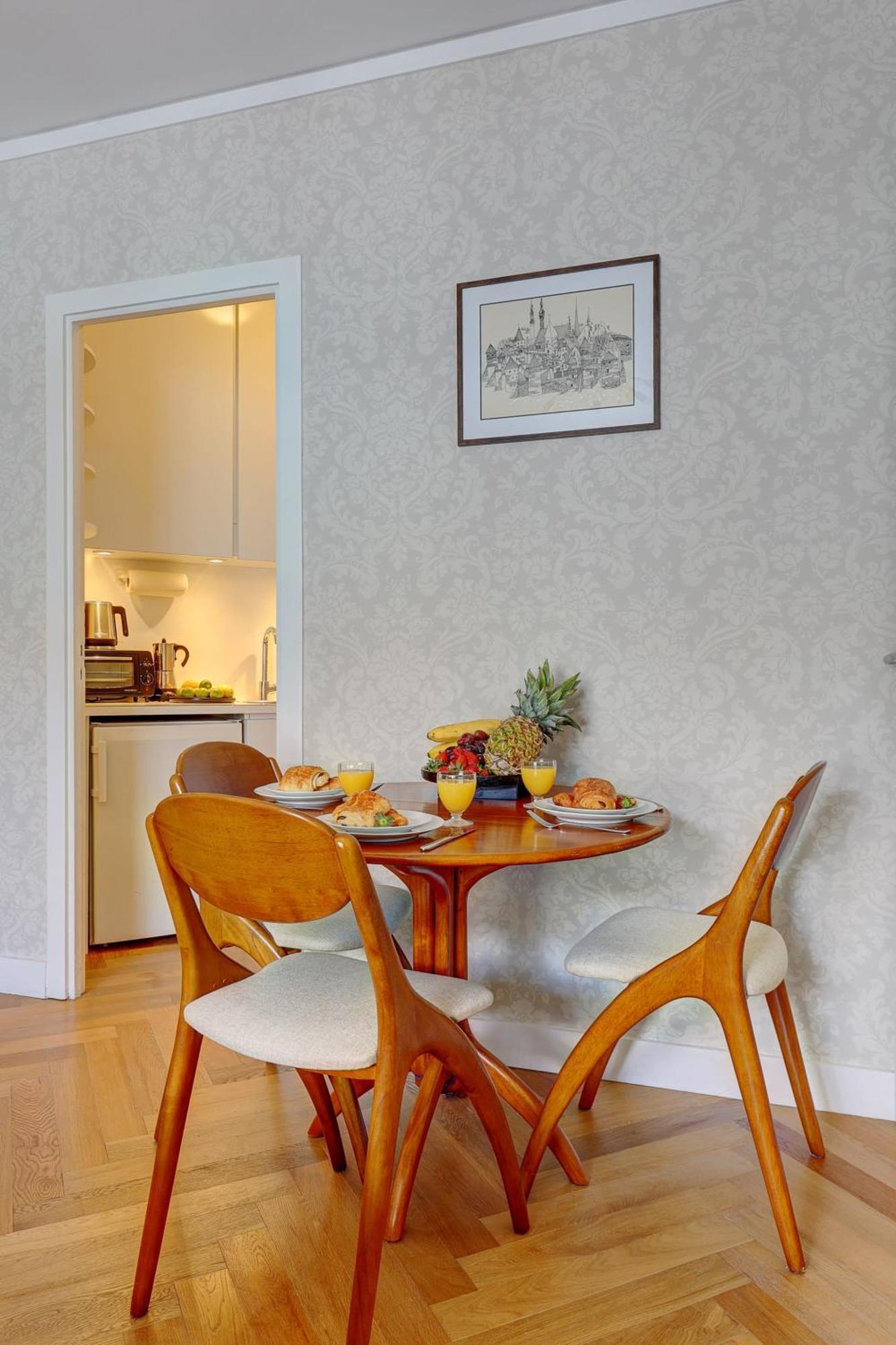 Apartment Eiffel Tower - 1br With Balcony - Cityapartmentstay