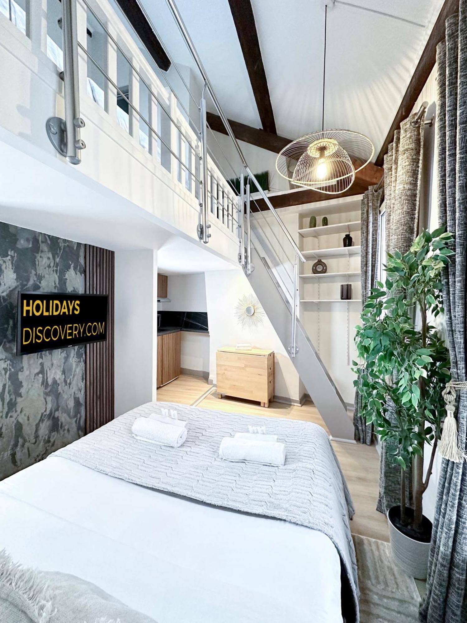 Stylish Duplex In Front Of Buttes-chaumont *