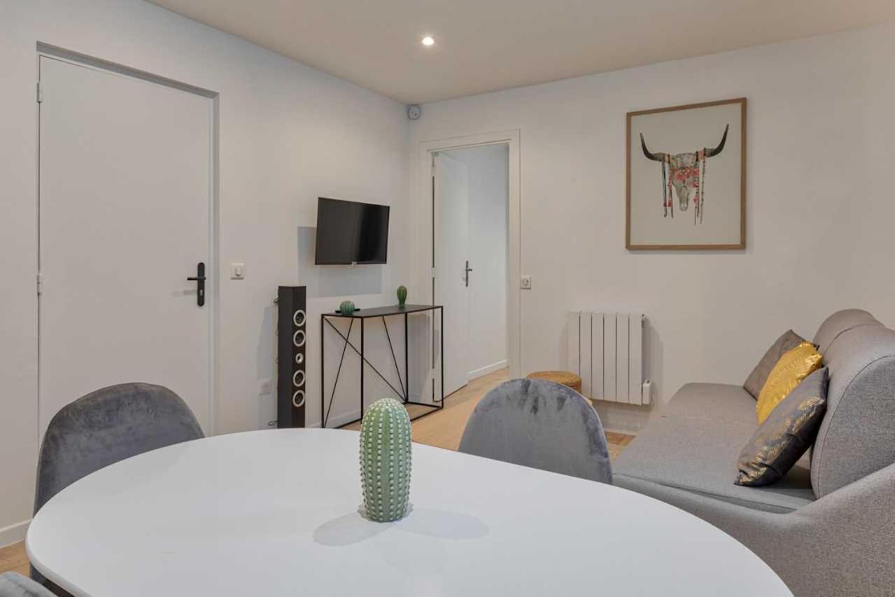Apartment By Buttes Chaumont Park Parisian Freshness 12 *