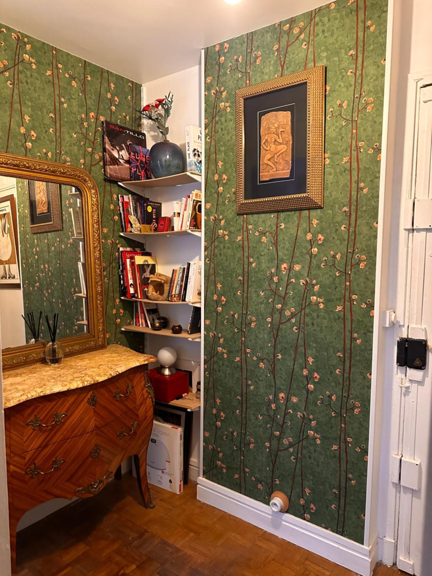 Spicy And Play In The Heart Of Apartment Paris