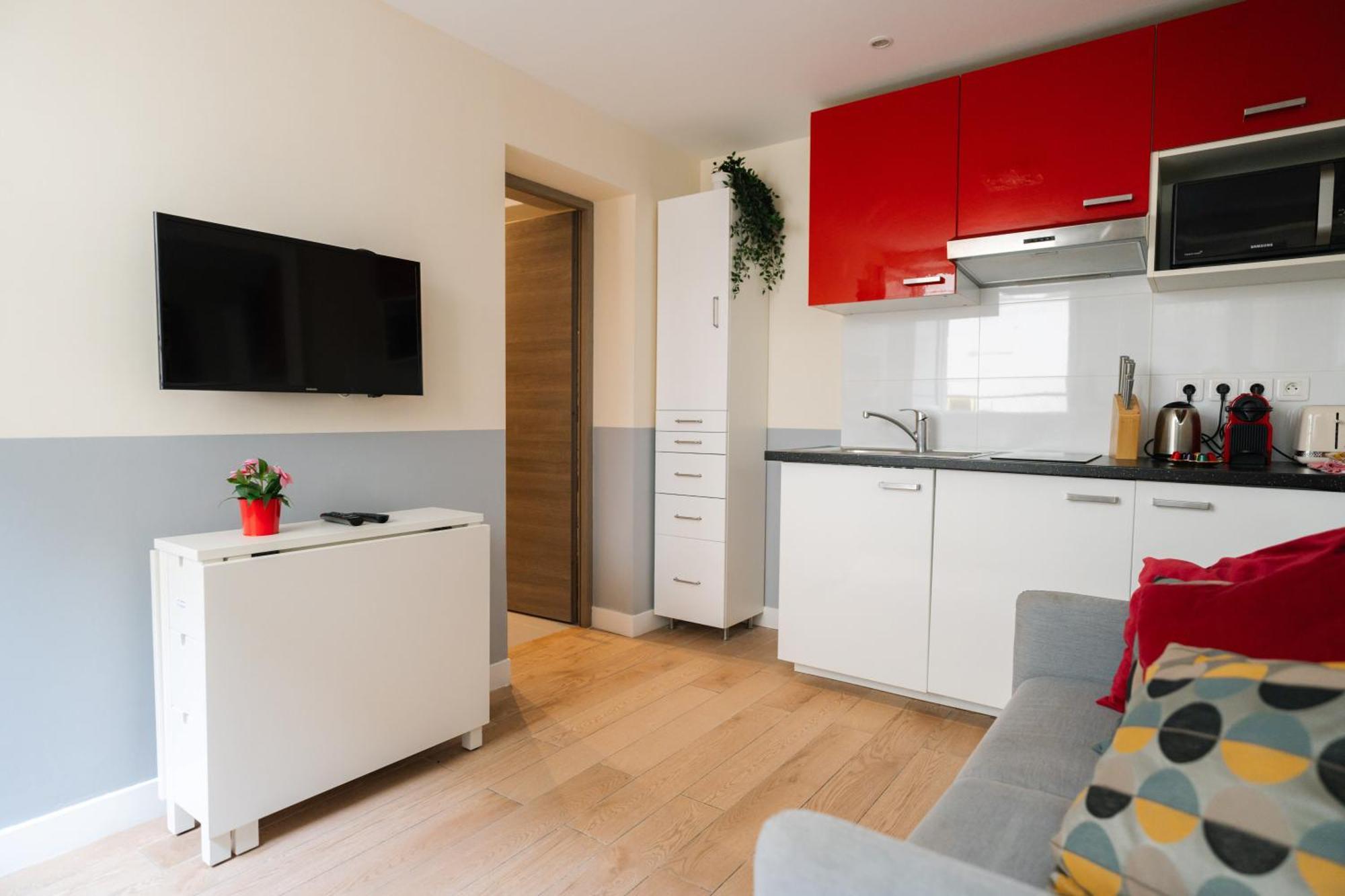 Stunning Modern Red Near Bastille-marais Apartment