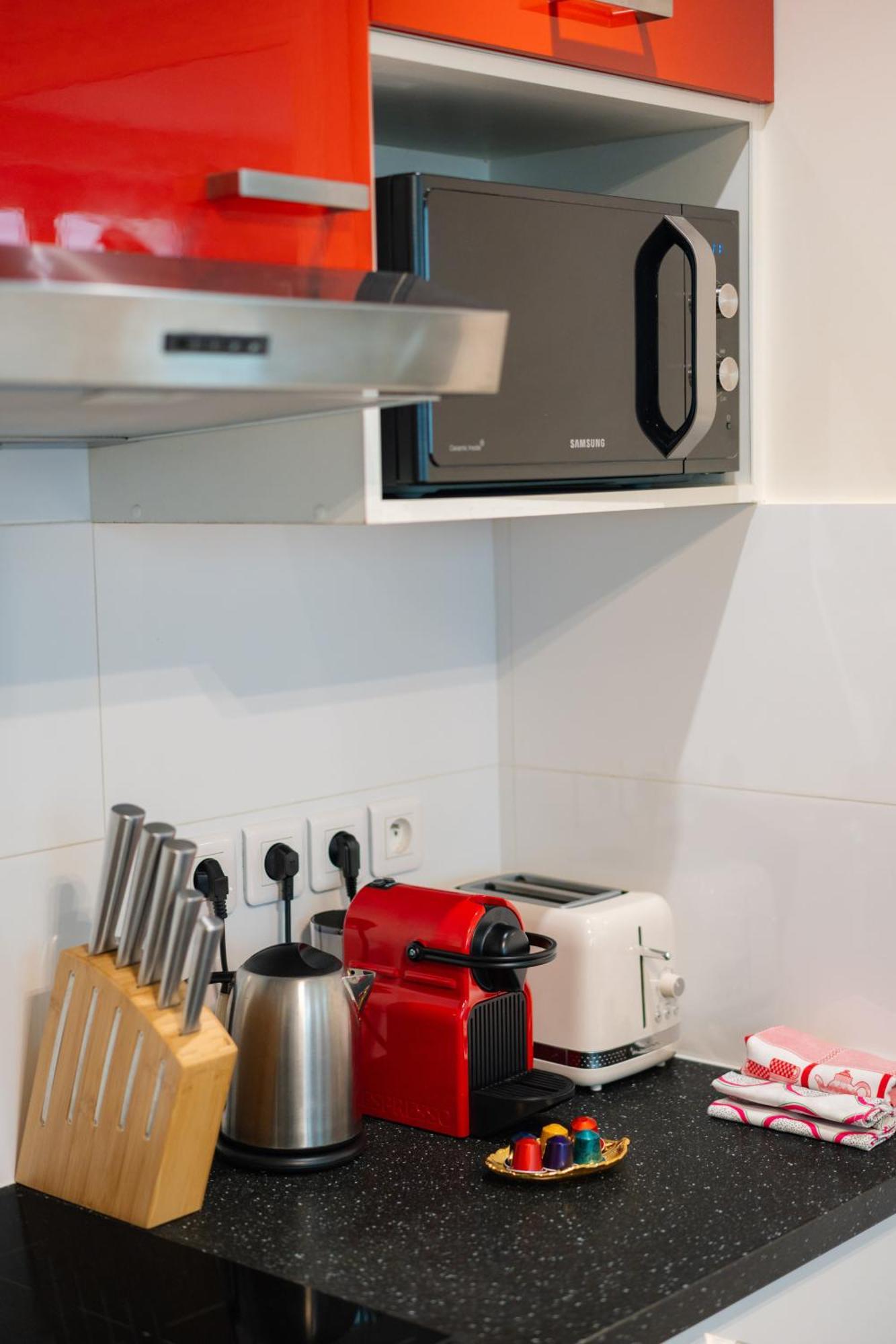Stunning Modern Red Near Bastille-marais Apartment *