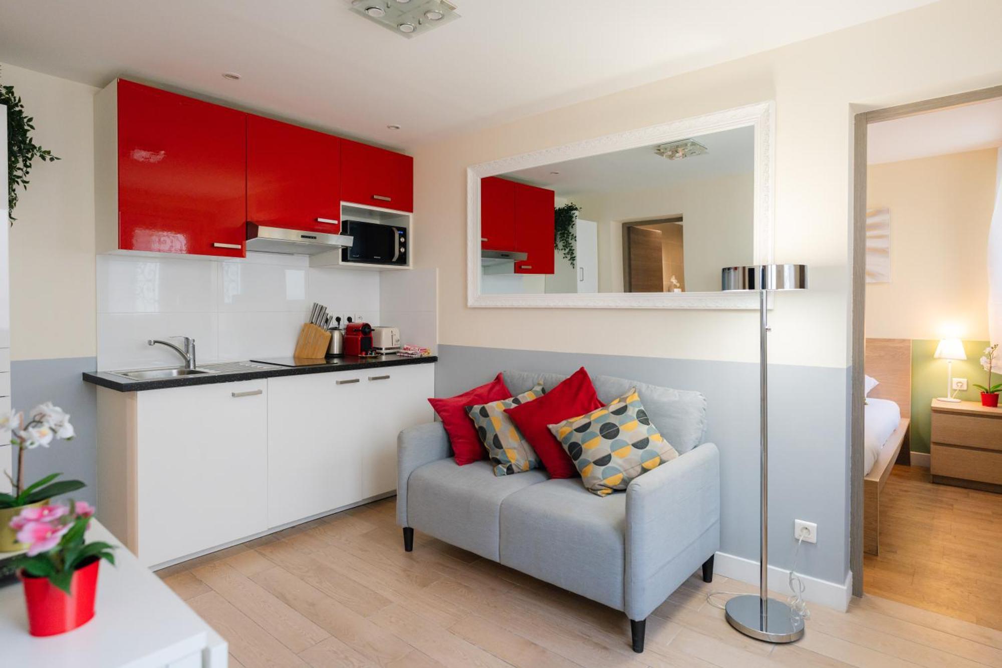 Apartment Stunning Modern Red Near Bastille-marais