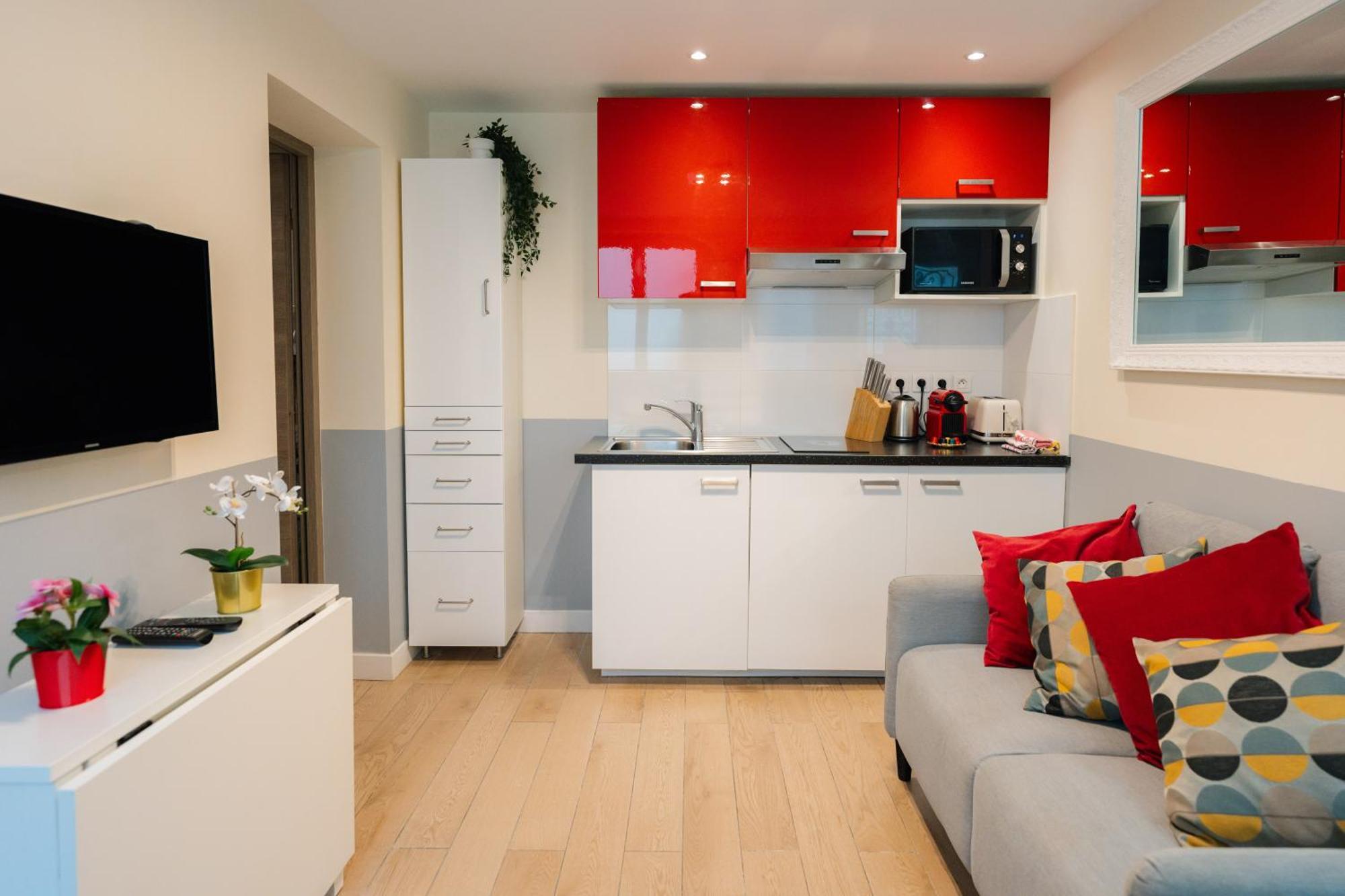 Apartment Stunning Modern Red Near Bastille-marais Paris