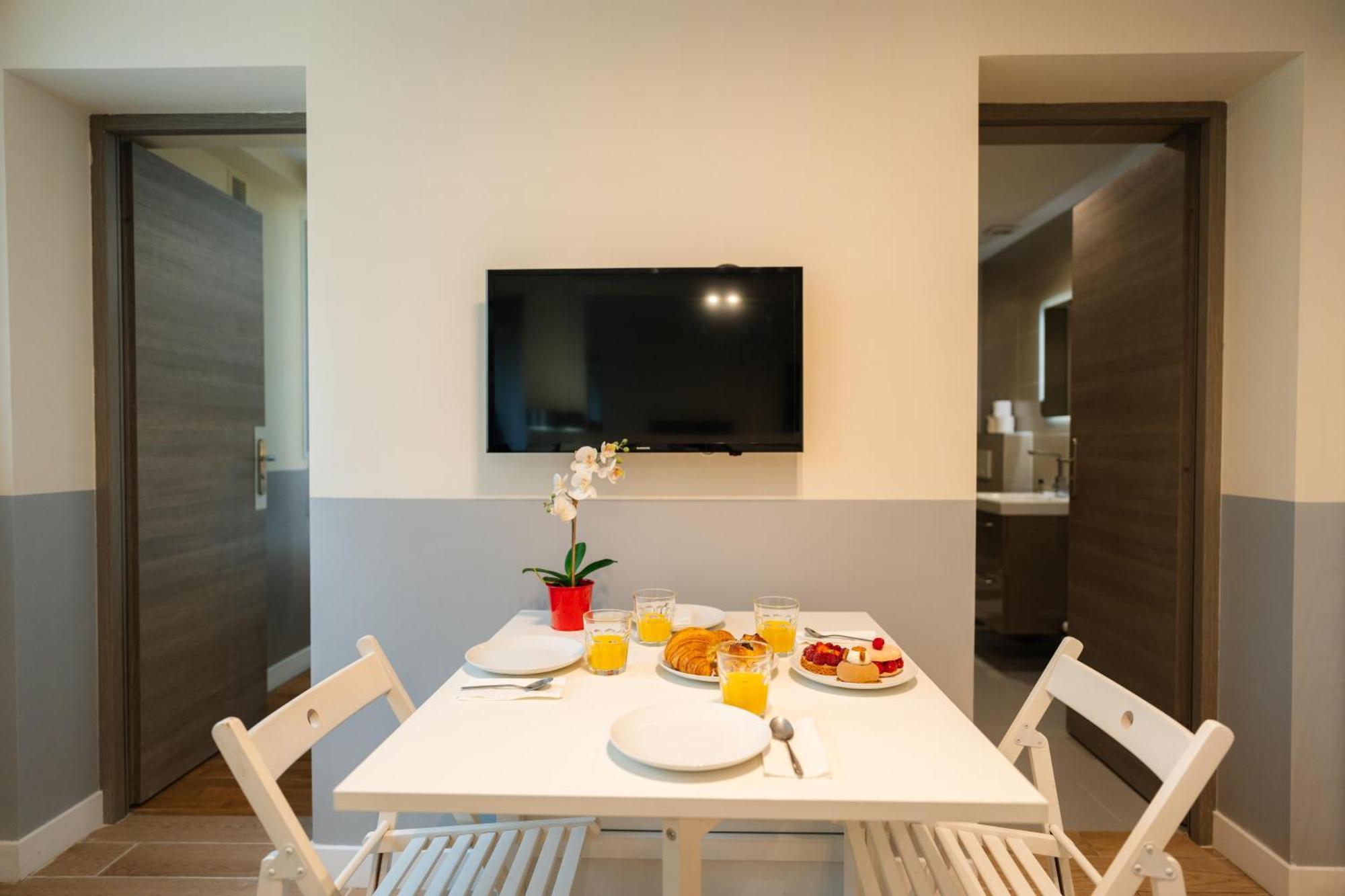 Stunning Modern Red Near Bastille-marais Apartment