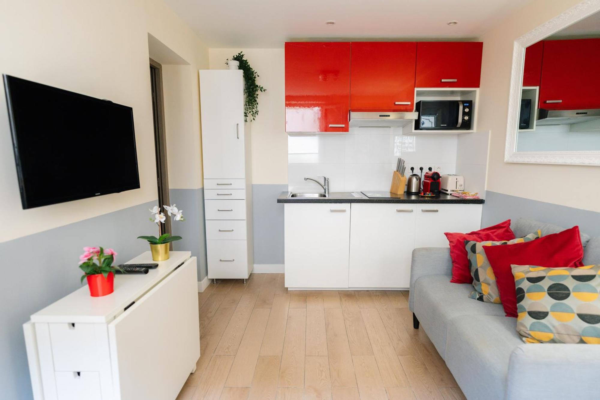 Apartment Stunning Modern Red Near Bastille-marais