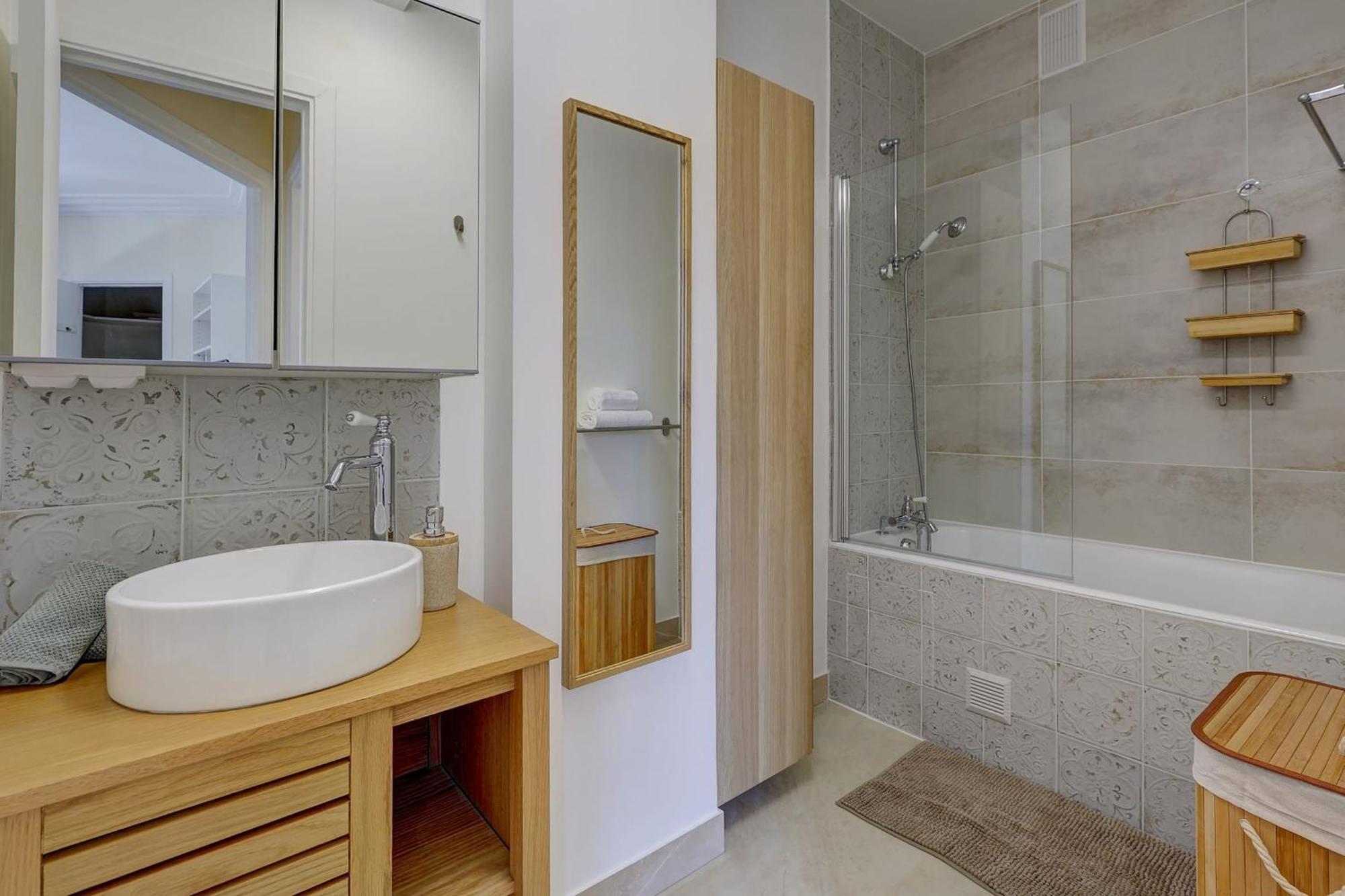 Apartment Tower 1br Cozy Paris