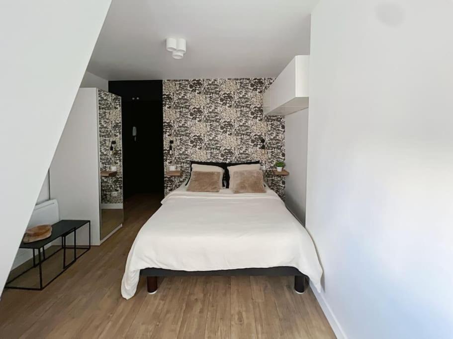Fully Renovated For 2 Apartment *