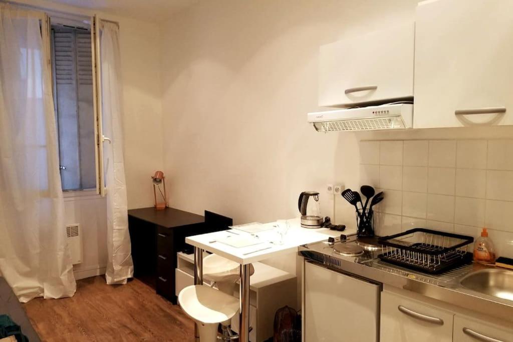 Functional Apartment, Belleville, 11 *